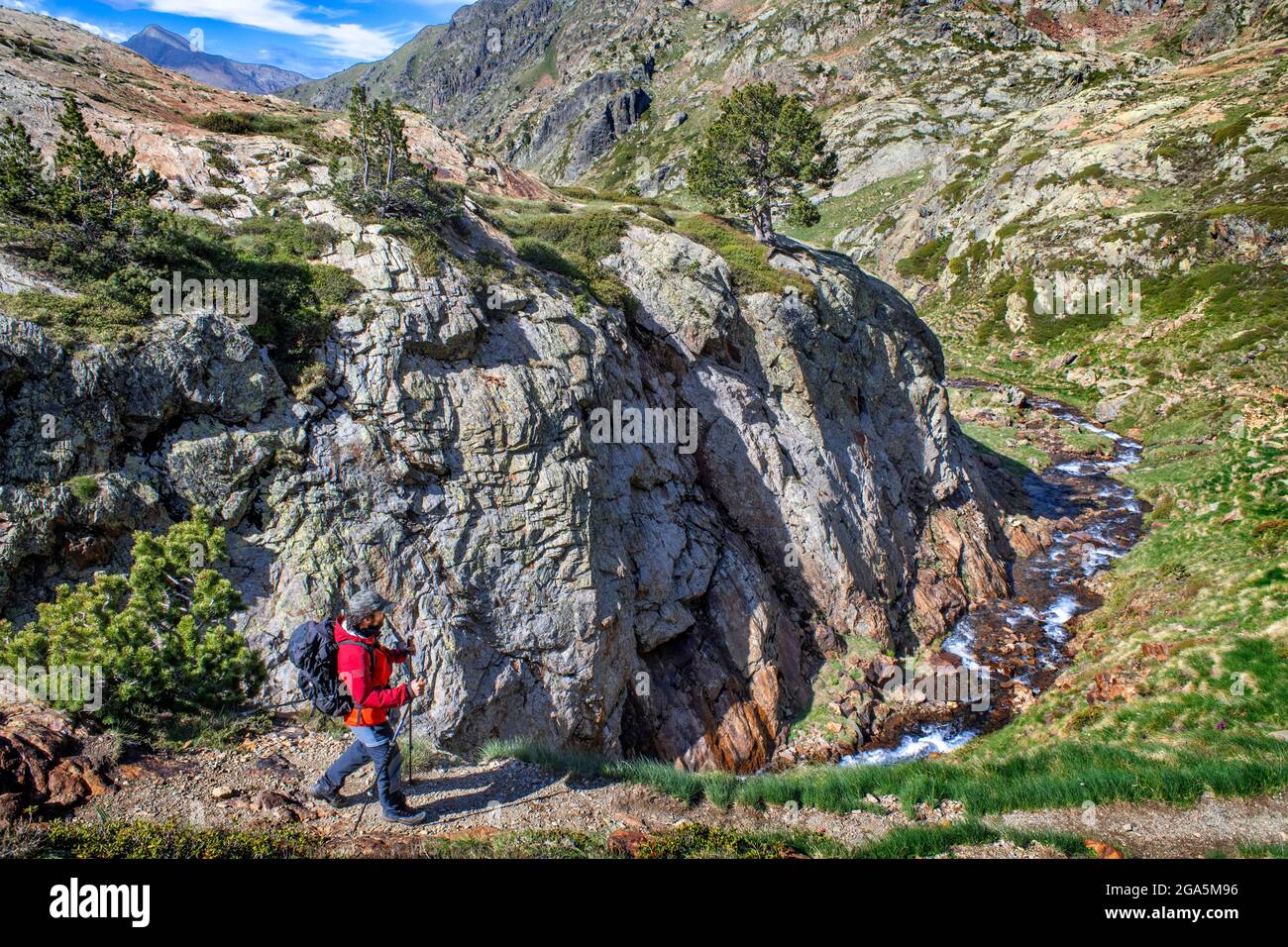 Der Weg des Pica d'Estads-Massivs im Naturpark Alt Pirineu, Katalonien, Spanien, Pyrenäen. Aufstieg zur Pica d'Estads für seine klassischste Route o Stockfoto