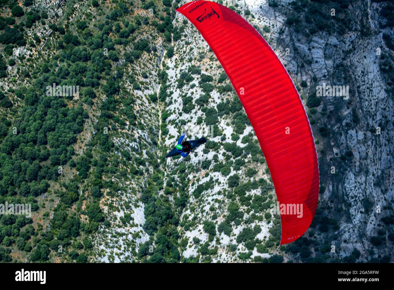 Gleitschirm genießt einen Flug in Ager, Lleida, Katalonien, Spanien. Flug über den Mont-rebei- und Canelles-Stausee. Landschaften von großer Schönheit wie der Natu Stockfoto