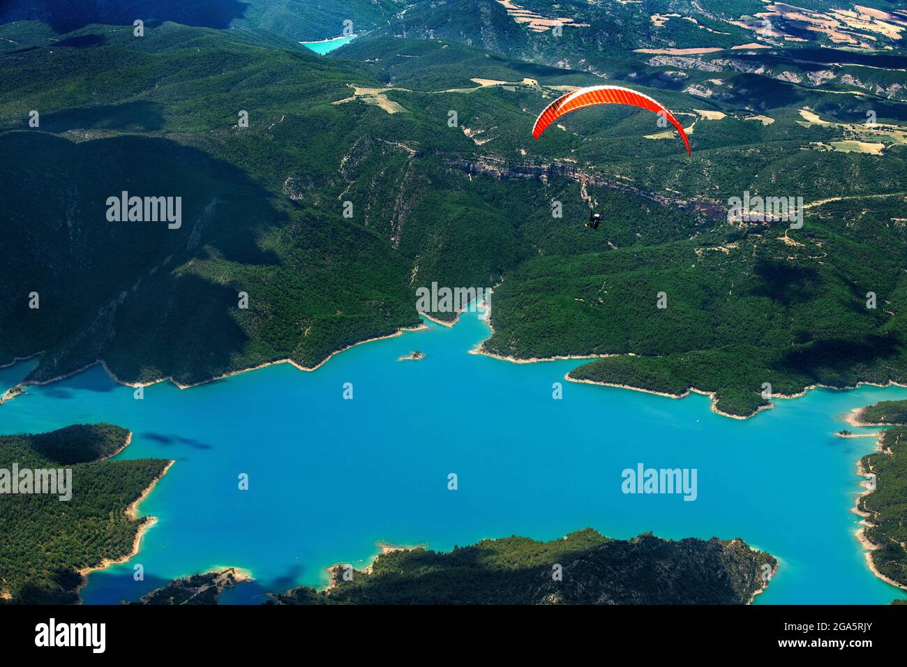 Gleitschirm genießt einen Flug in Ager, Lleida, Katalonien, Spanien. Flug über den Mont-rebei- und Canelles-Stausee. Landschaften von großer Schönheit wie der Natu Stockfoto