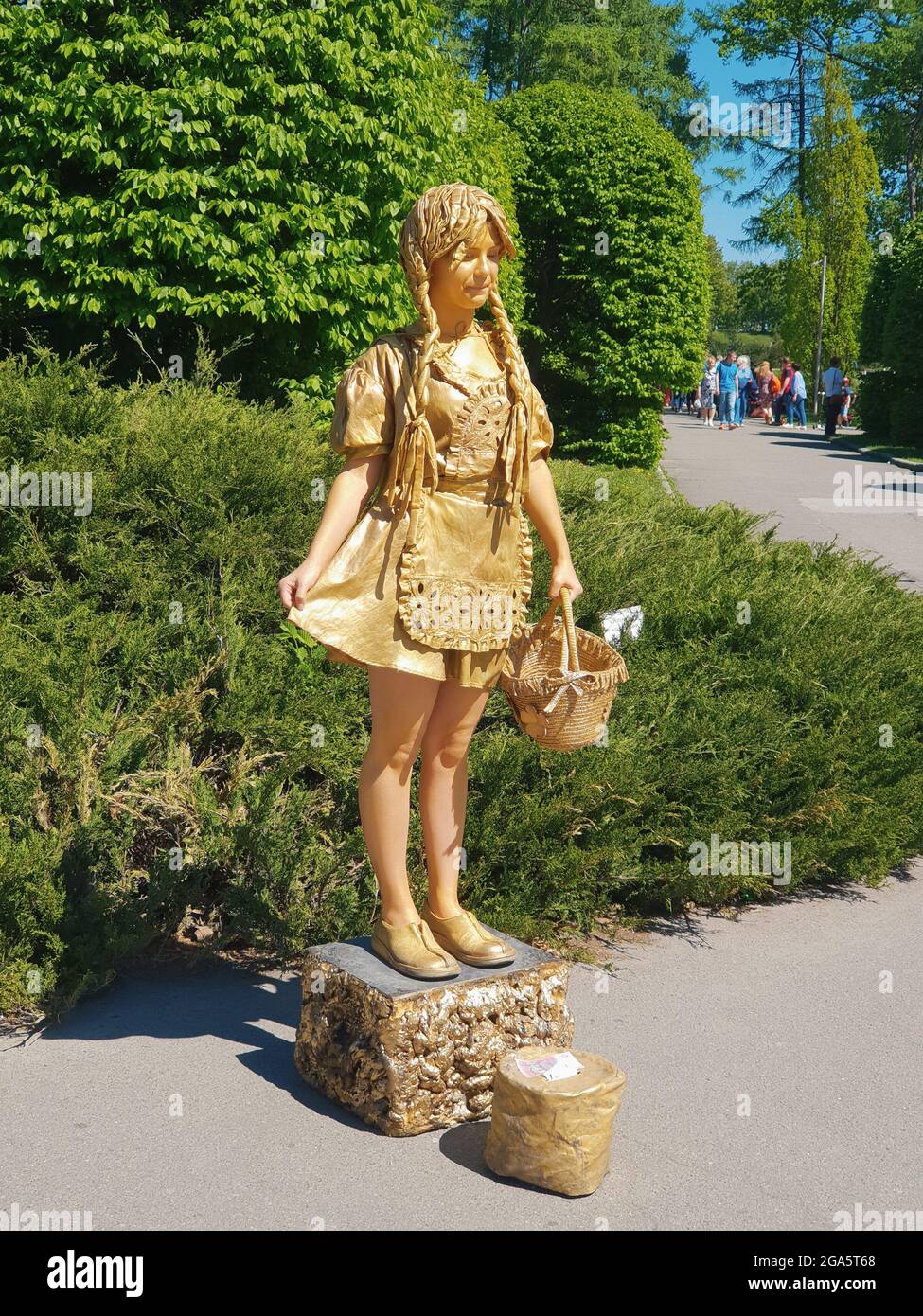 Kiew, Ukraine-30. April 2018: Auf einem Felsen stehendes Mädchen mit Goldspray, das Besucher im Nationalen Botanischen Garten von Kiew willkommen heißt. Liiving-Statuen Stockfoto