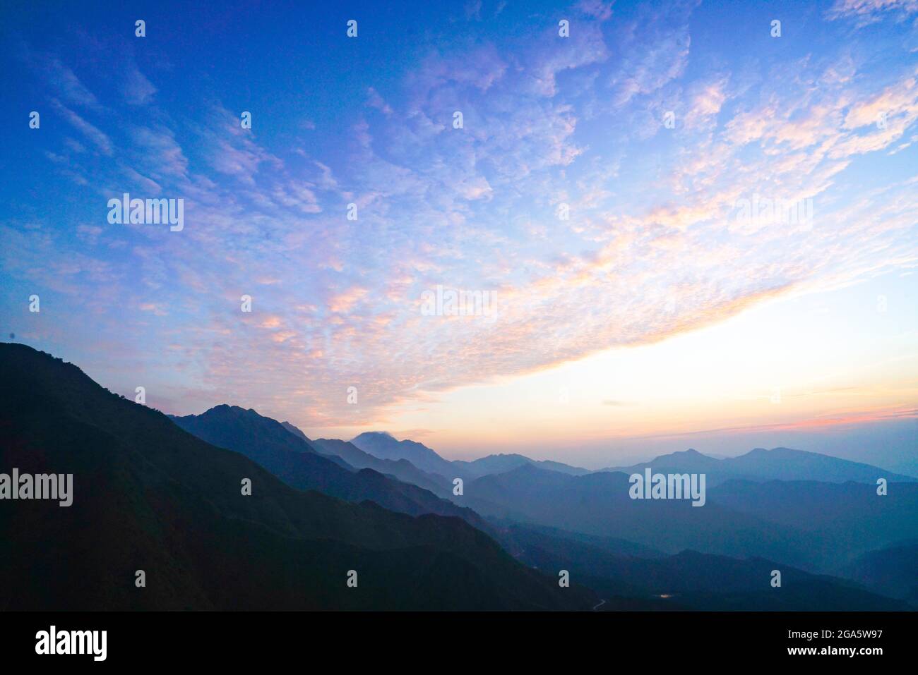 Schöne Aussicht auf die Berge in Binh Lieu Bezirk Quang Ninh Provinz Nordvietnam Stockfoto