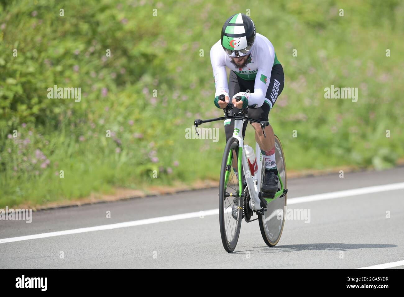 Oyama, Japan. Juli 2021. Radfahren: Olympiade, Oyama, Männer, Einzelzeitfahren auf dem Fuji International Speedway. Azzedine Lagab aus Algerien. Quelle: Sebastian Gollnow/dpa/Alamy Live News Stockfoto
