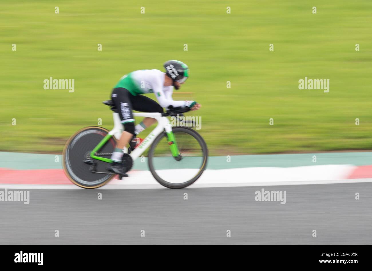 Oyama, Japan. Juli 2021. Radfahren: Olympiade, Oyama, Männer, Einzelzeitfahren auf dem Fuji International Speedway. Azzedine Lagab aus Algerien. Quelle: Sebastian Gollnow/dpa/Alamy Live News Stockfoto