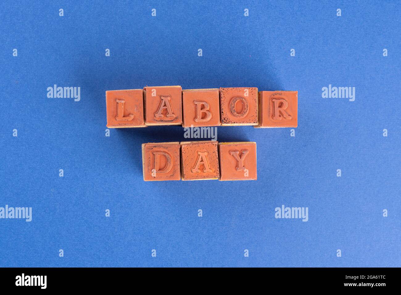 Die Phrase Labor Day bildete sich mit einigen Gummistempeln Stockfoto