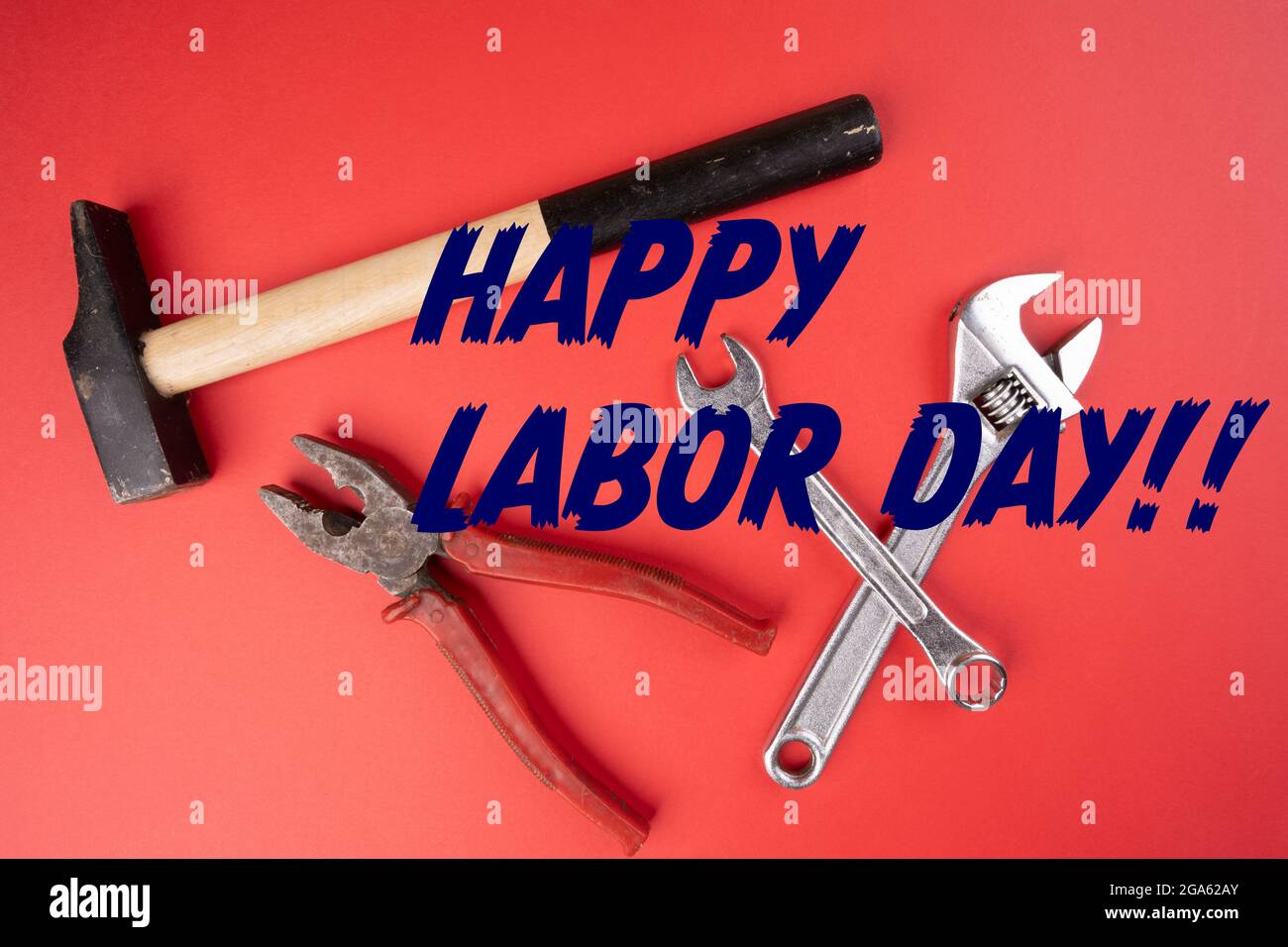 Einige Arbeitswerkzeuge mit der Aufschrift Happy Labor Day Stockfoto
