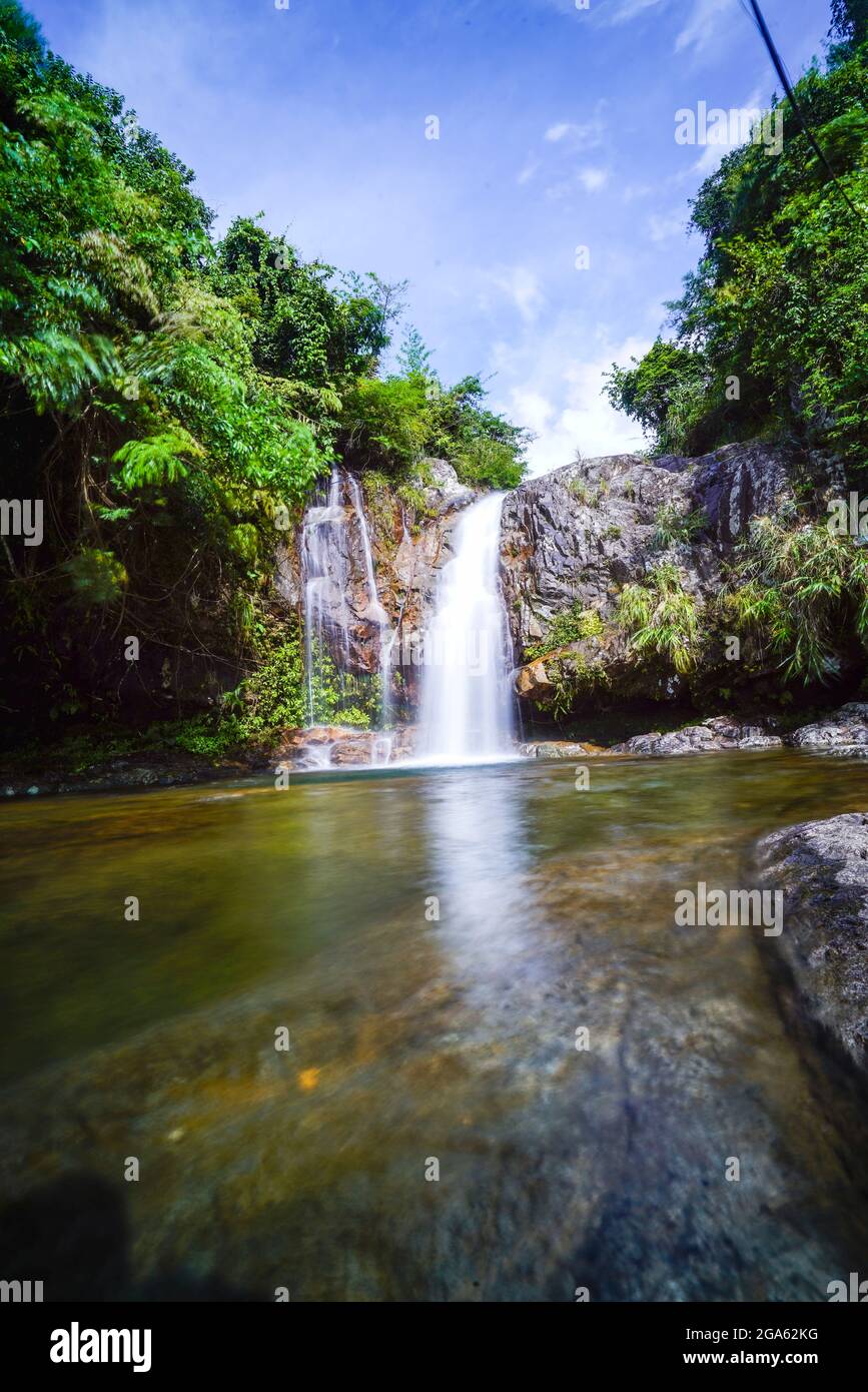 Schöner Wasserfall in Binh Lieu Bezirk Quang Ninh Provinz Nordvietnam Stockfoto