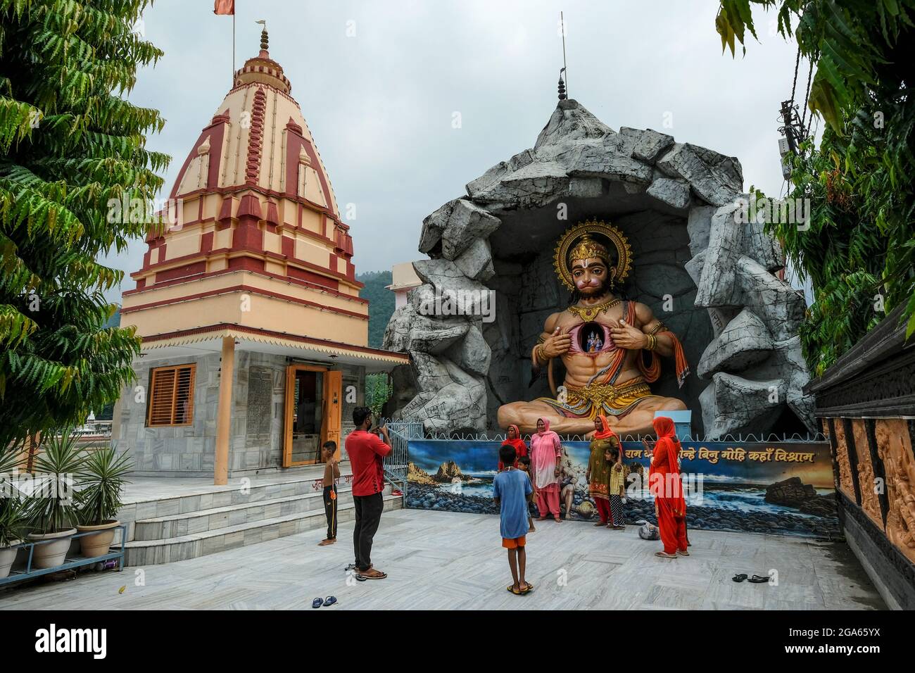 Rishikesh, Indien - 2021. Juli: Pilger fotografieren am 17. Juli 2021 im Parmarth Niketan Ashram in Rishikesh in Uttarakhand, Indien. Stockfoto