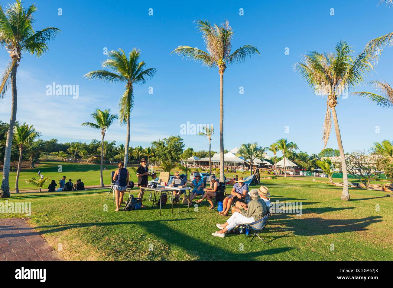 Menschen, die sich an einem sonnigen Abend am Broome-Vorland entspannen, Kimberley Region, Western Australia, WA, Australien Stockfoto