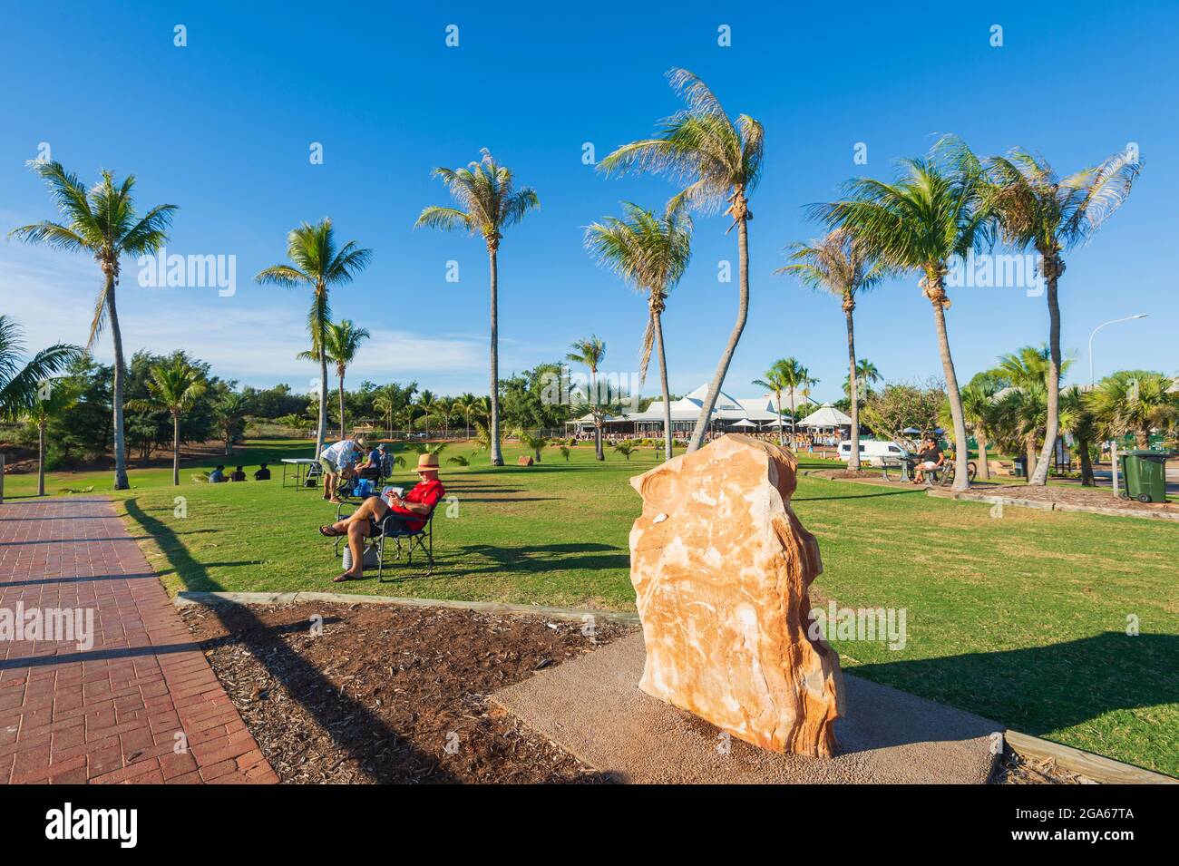Menschen, die sich an einem sonnigen Abend am Broome-Vorland entspannen, Kimberley Region, Western Australia, WA, Australien Stockfoto