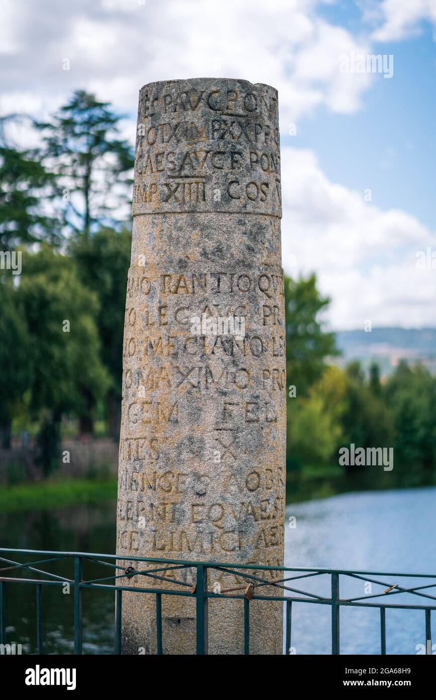 Chaves, Portugal. 21. August 2020. Römische Inschrift auf einer Säule. Touristisches und historisches Wahrzeichen, römische Steinbrücke am Tamega Fluss. Auch bekannt Stockfoto