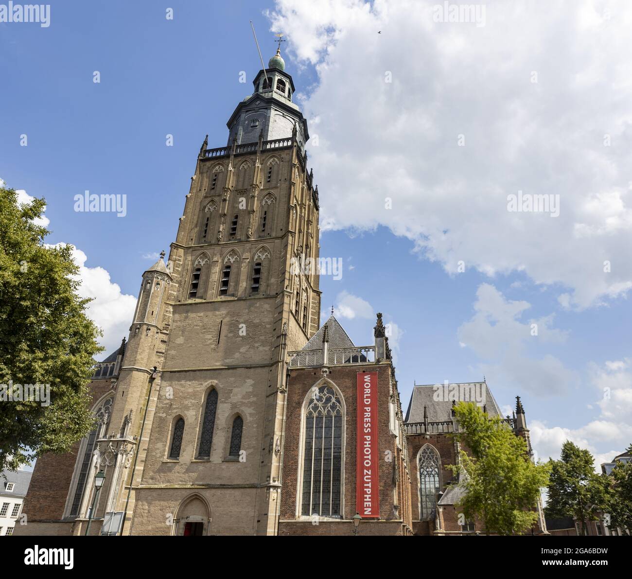 ZUTPHEN, NIEDERLANDE - 25. Jul 2021: Rotes Banner mit der Weltpresse-Fotoausstellung, die an der Walburgiskerk-Kathedrale hängt, wo sich die Ausstellung befindet Stockfoto