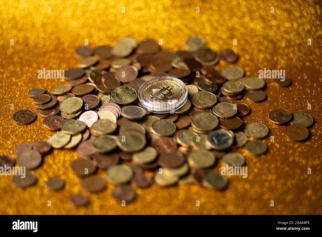 Bitcoin virtuelles Geld und fiat Geld Münzen Euro Stockfoto