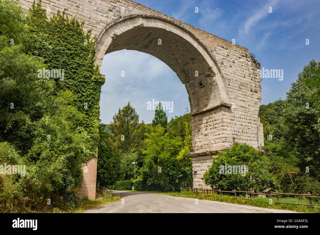 Die Ruinen der römischen Bogenbrücke des Augustus, in Narni, Terni, Umbrien. Die Überreste der Brücke über den Fluss Nera. Der große und alte Steinbogen Stockfoto