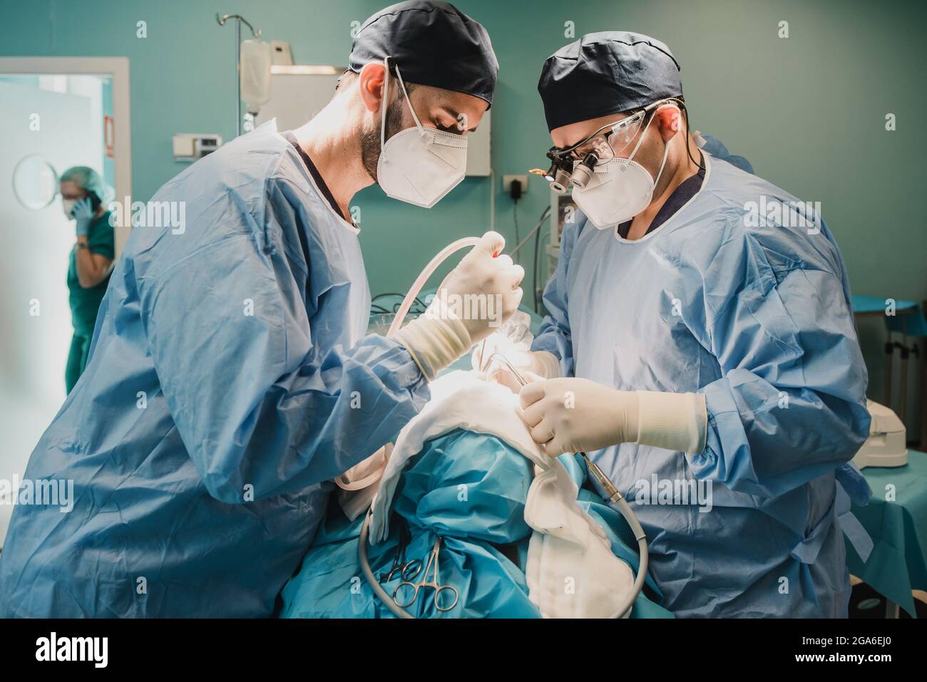 Ärzte Team operierenden Patienten im Operationssaal im Krankenhaus - Fokus auf Gesichter Stockfoto