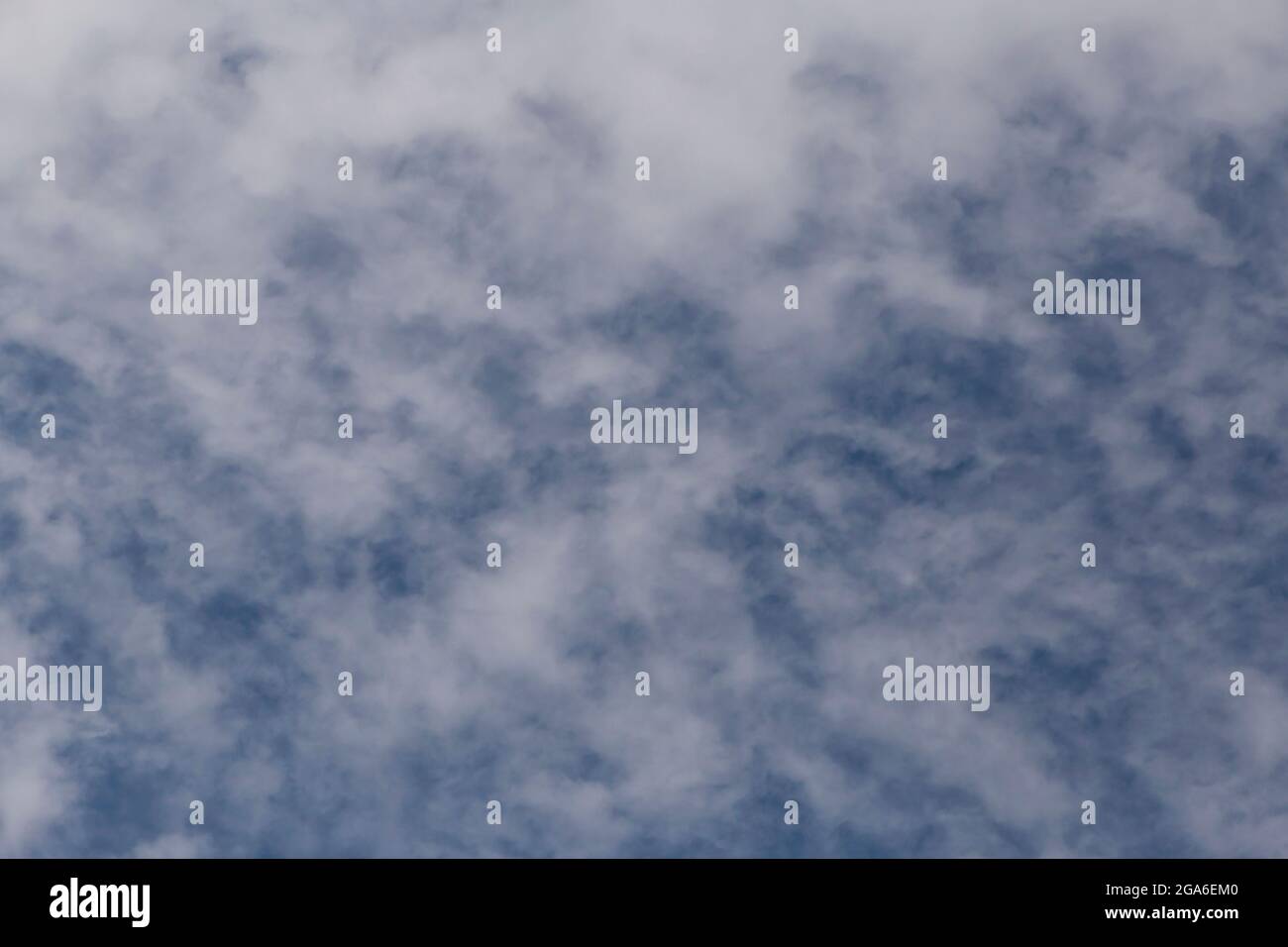Natürlicher Hintergrund: Nahaufnahme einer weißen Wolke in einem blauen Himmel Stockfoto