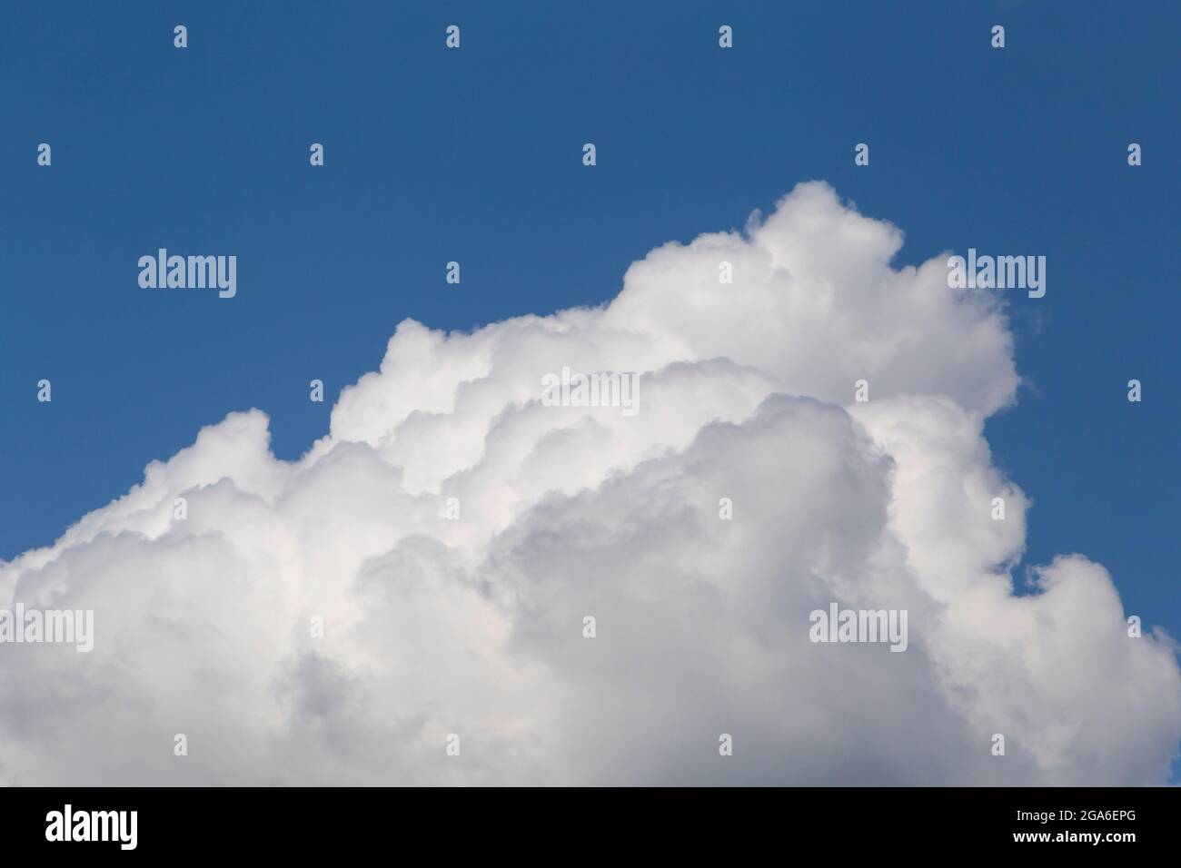 Blick auf die Wolken in einem blauen Himmel Stockfoto