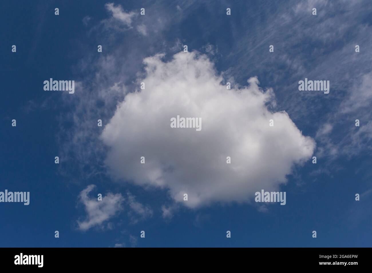 Blick auf eine kleine Wolke in einem blauen Himmel Stockfoto