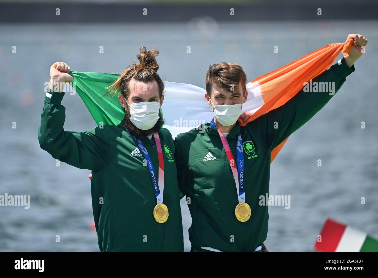 Preisverleihung: Fintan MCCARTHY (IRL) und Paul O'DONOVAN (IRL) Gewinner, Olympiasieger, 1. Platz, Goldmedaille, Goldmedaillengewinnerin, Olympiasieger, Goldmedaillengewinnerin, leichte Doppelmöwen, leichte Doppelschädel LM2x für Männer, Rudern, Rudern, am 07/29/2021, Sea Forest Waterway. Olympische Sommerspiele 2020, ab 23.07. - 08.08.2021 in Tokio/Japan. Â Stockfoto