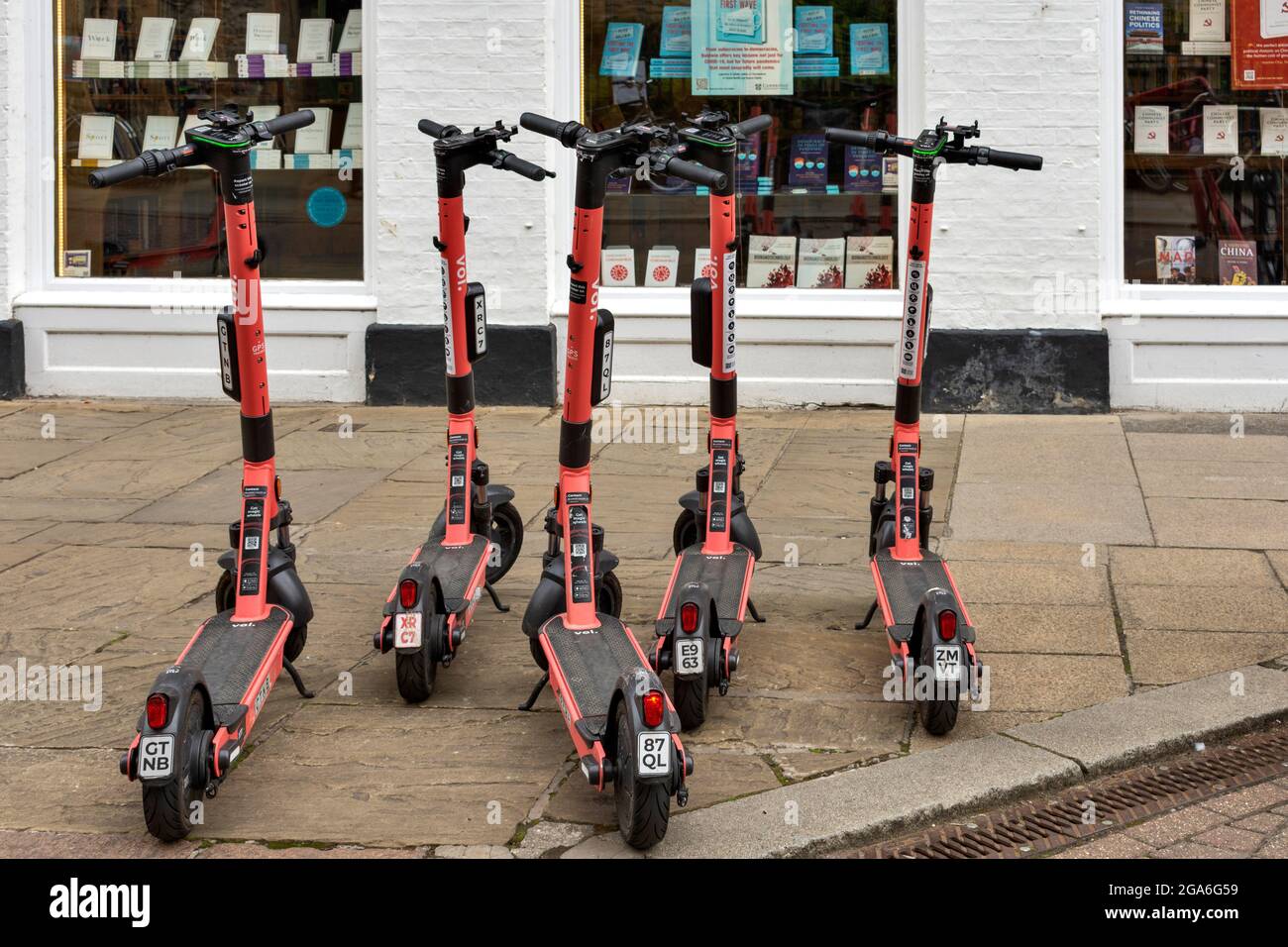 ROSAFARBENE VOI E-SCOOTER VON CAMBRIDGE ENGLAND VOR DEM PRESSEGEBÄUDE DER CAMBRIDGE UNIVERSITY IN DER TRINITY STREET Stockfoto ROSAFARBENE VOI E-SCOOTER VON CAMBRIDGE ENGLAND VOR DEM PRESSEGEBÄUDE DER CAMBRIDGE UNIVERSITY IN DER TRINITY STREET Stockfoto