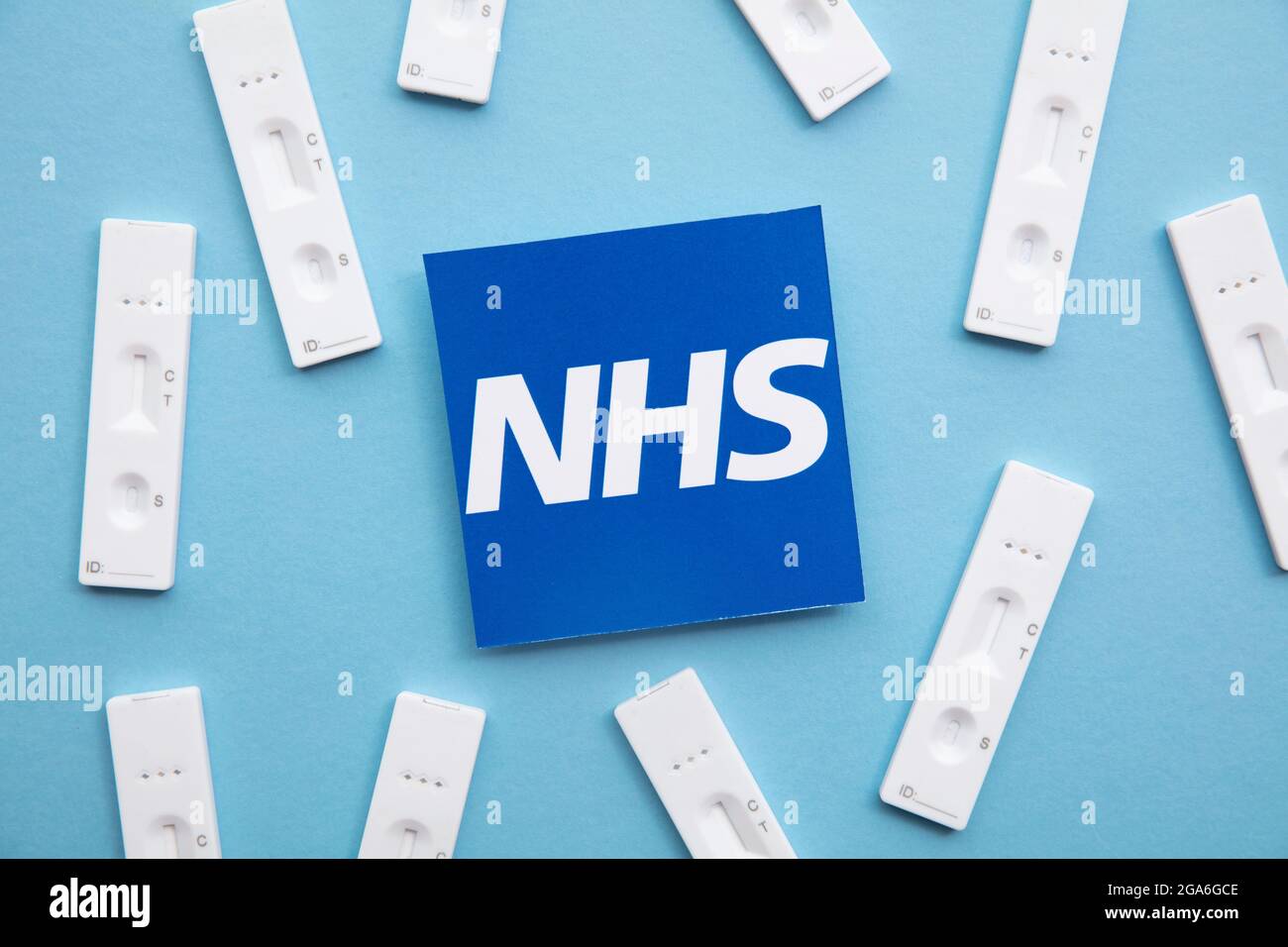 LONDON, Großbritannien - Juli 2021: NHS National Health Service Logo mit Covid Tests Stockfoto