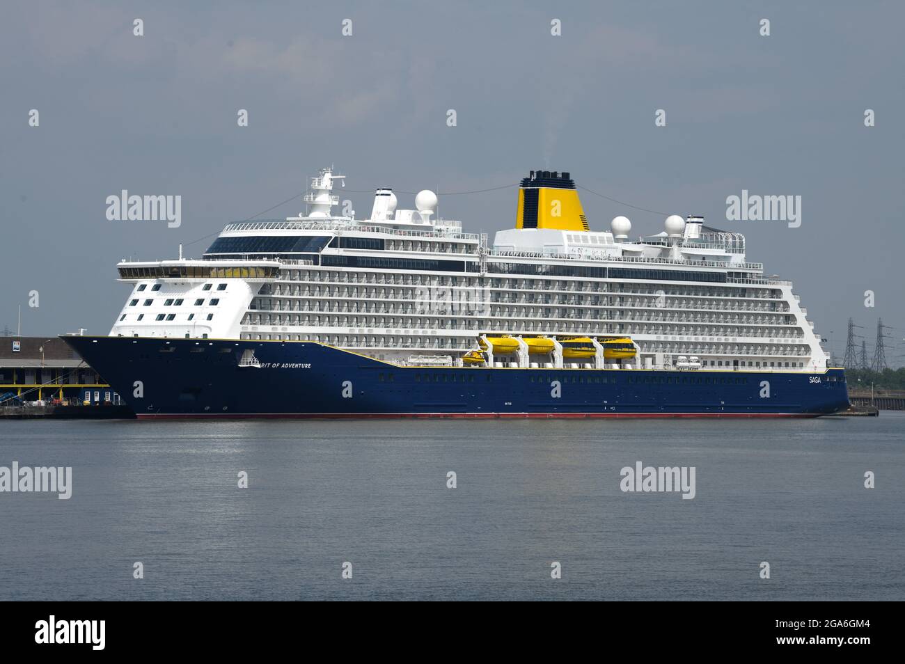 26/07/2021 Gravesend UK unerwarteter Sonnenschein und blauer Himmel für SAGAS Spirit of Adventure, während sich das Kreuzschiff auf ihre erste Kreuzfahrt von Lo vorbereitet Stockfoto