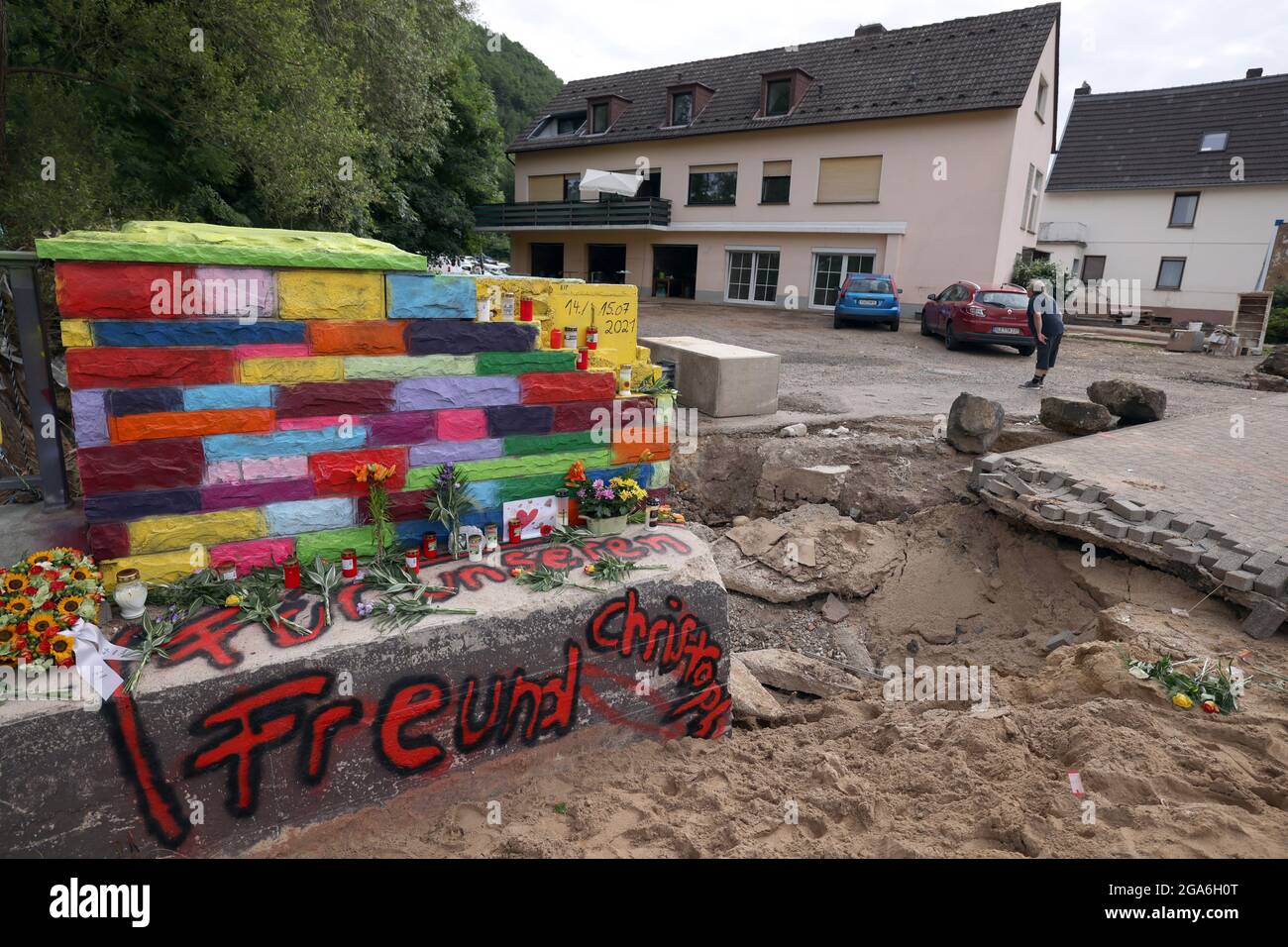 29. Juli 2021, Nordrhein-Westfalen, Gemünd: Blumen und Trauerkerzen stehen an einer bunt bemalten Wand, die an den 18-jährigen Christoph erinnern soll, der hier bei der Flutkatastrophe ums Leben kam. Foto: Oliver Berg/dpa Stockfoto