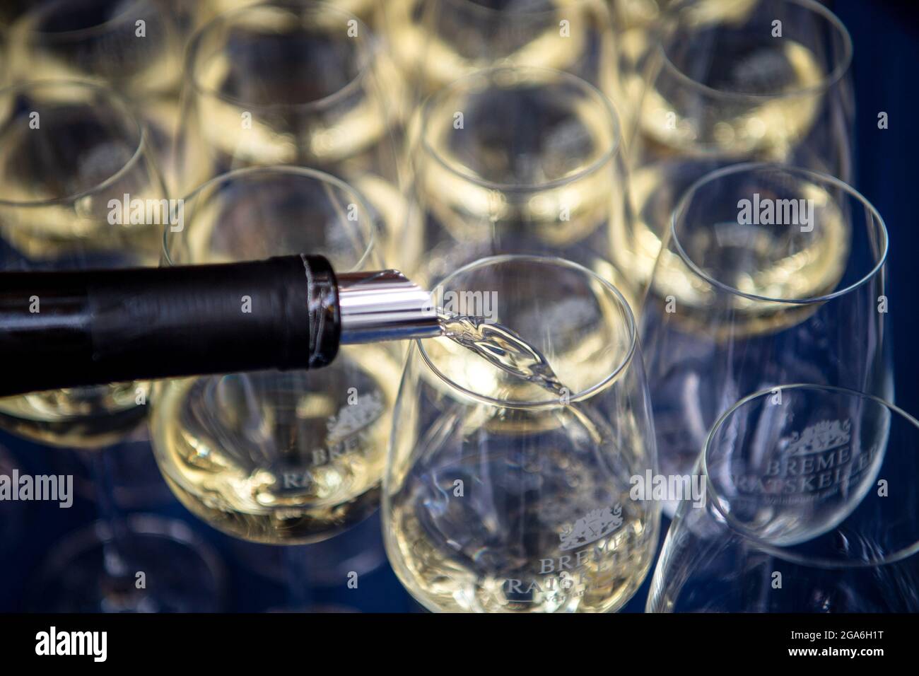 Bremen, Deutschland. Juli 2021. Der aktuelle Jahrgang der Senatsweine aus dem Bremer Ratskeller, ein trockener und ein feinherber Riesling aus dem Top-Weinberg 'Erdener Treppchen' in Erden an der Mosel, wird in der KwaRat-Werkstatt präsentiert. Quelle: Sina Schuldt/dpa/Alamy Live News Stockfoto