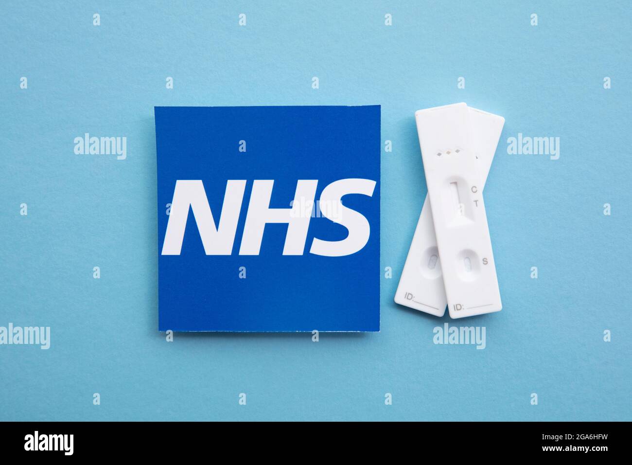 LONDON, Großbritannien - Juli 2021: NHS National Health Service Logo mit Covid Tests Stockfoto