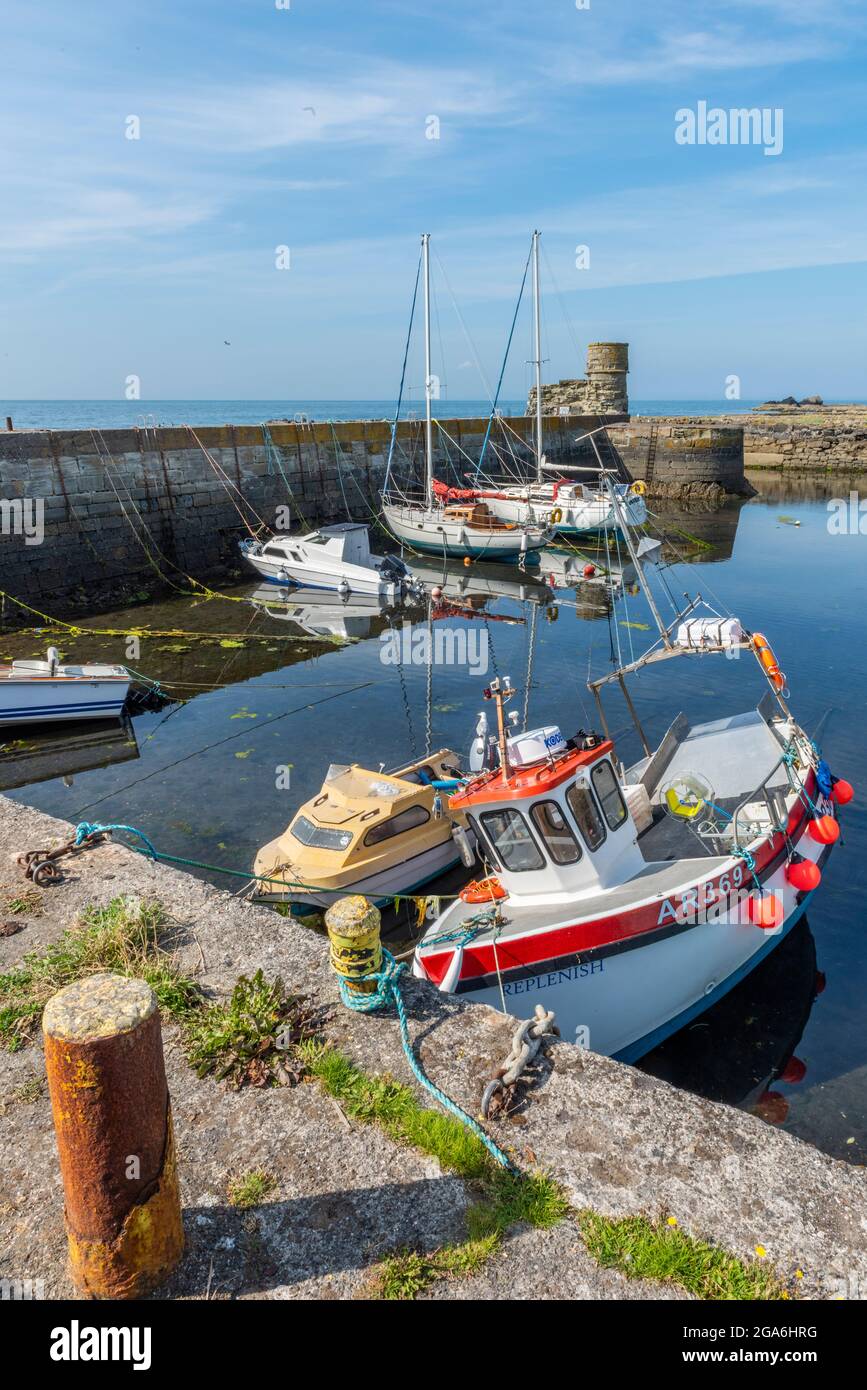 Dunure Hafen an der küste von ayrshire in schottland mit Fischerbooten an der Wand im Hafen gebunden. Stockfoto