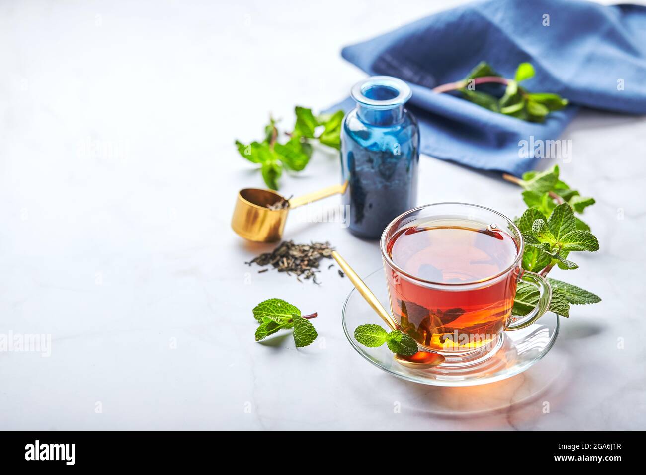 Schwarzer Tee in Glas durchsichtiger Becher mit Minzblättern. Beruhigender  Tee, Anti-Stress Stockfotografie - Alamy