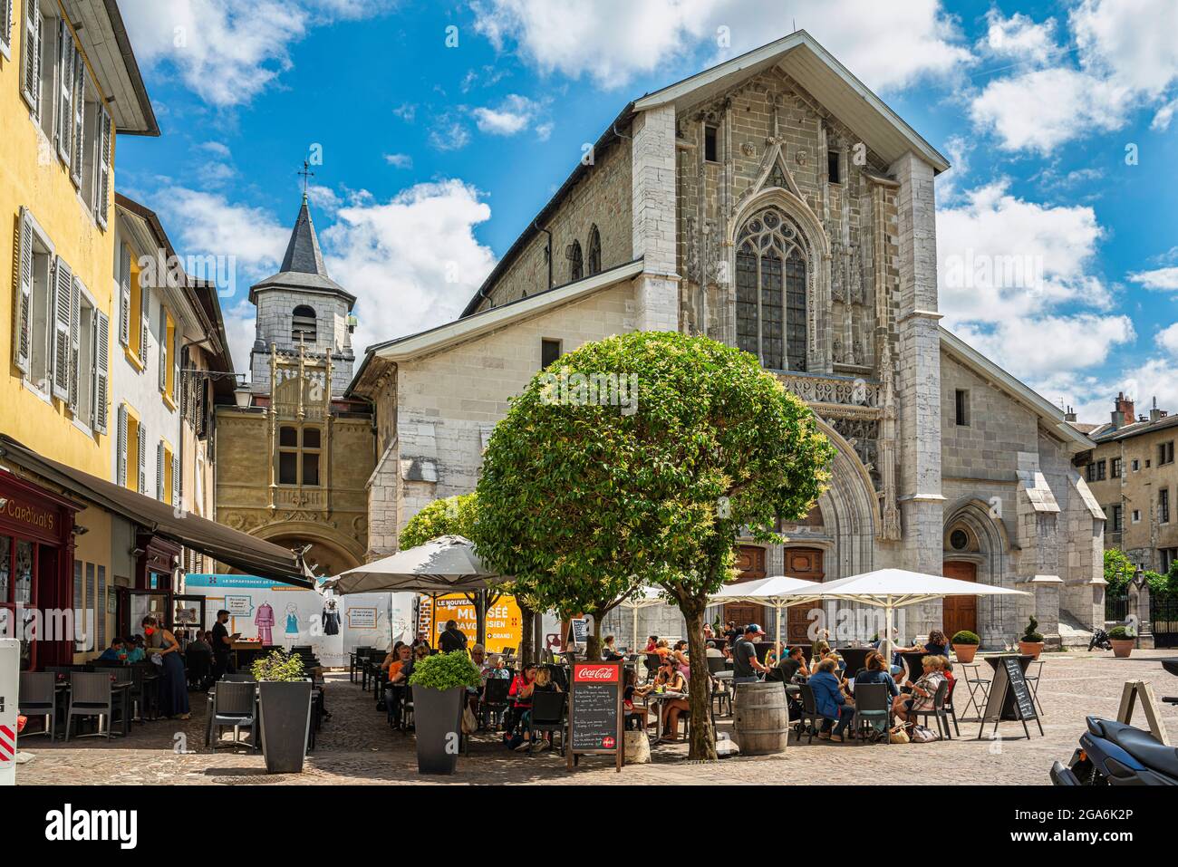Cafés und Restaurants im Freien auf der Piazza Metropole vor der Kathedrale von San Francesco de Sales. Chambery, Département Savoie, Frankreich Stockfoto