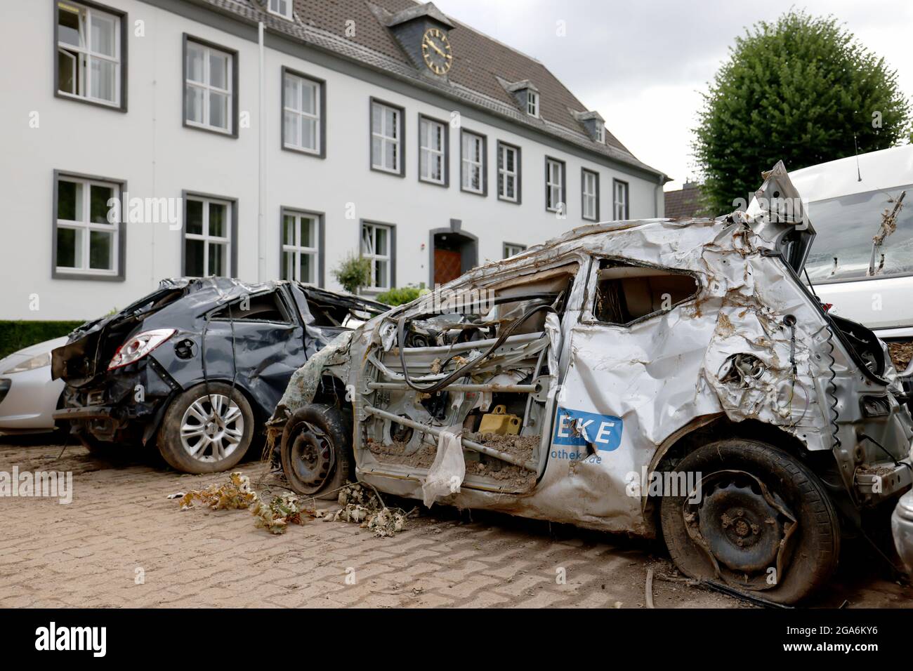 29. Juli 2021, Nordrhein-Westfalen, Gemünd: Autos, Die Durch Die ...