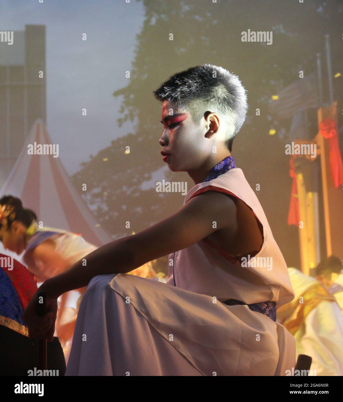 GEORGETOWN, MALAYSIA - 02. Februar 2020: Junge Performerin, die sich am 2. Februar 20 bei einem Kulturfestival in George Town, Penang, Malaysia, auf die Bühne hocken Stockfoto