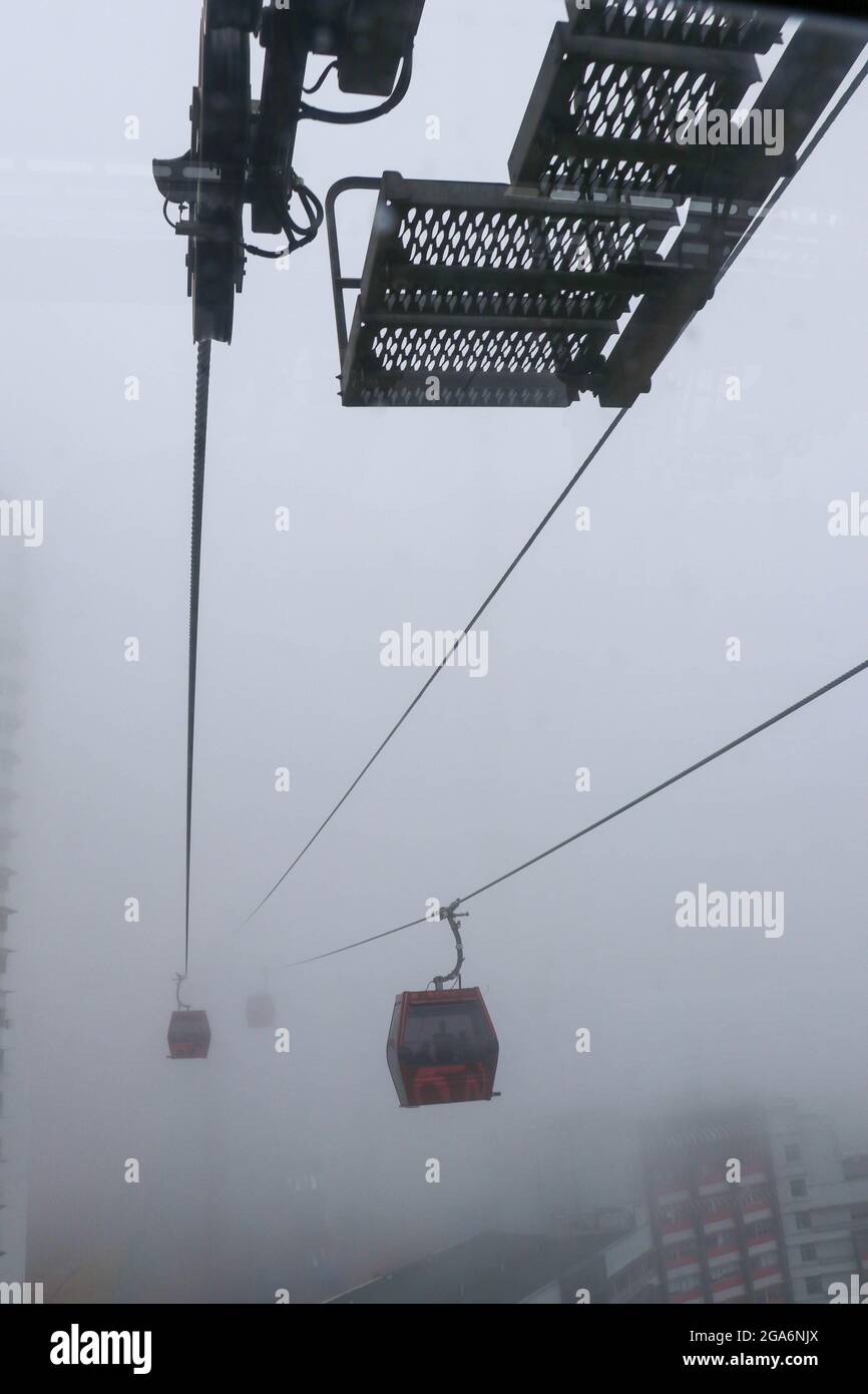 Seilbahnen, die im Nebel in Genting Highlands, Malaysia, fahren Stockfoto