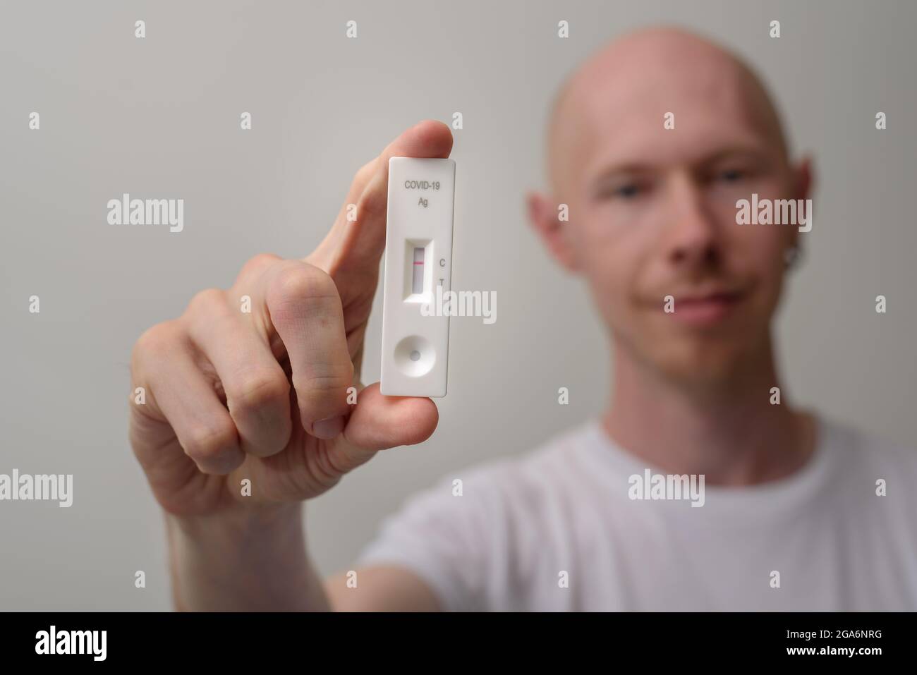 Mann mit negativem Antigen-Covid-Test in der Hand Stockfoto