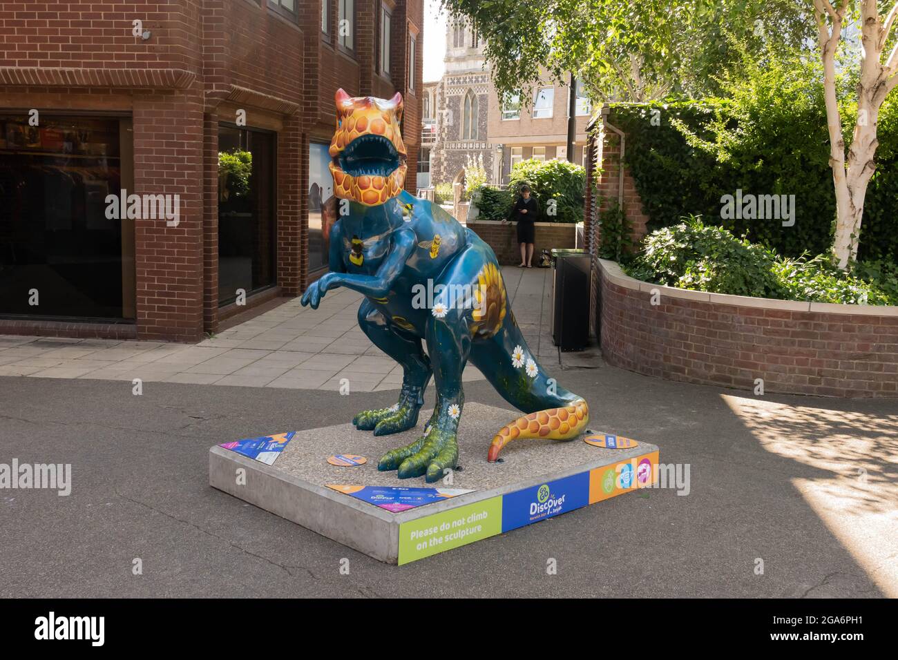 Nummer 2 Dinosaurier blau mit gelben Blumen, gesponsert von der Beeston Group, die auf einem Sockel im Forum auf der Theaterstraße Norwich City steht Stockfoto