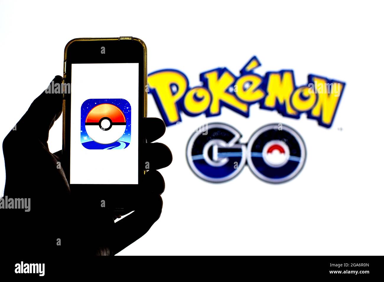 In dieser Abbildung wird eine Pokémon GO-App auf einem Smartphone und im Hintergrund angezeigt. Stockfoto