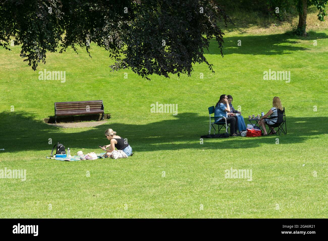 Leute genießen Picknicks und ruhen sich auf dem Schlossgelände Lincoln Lincolnshire 2021 aus Stockfoto