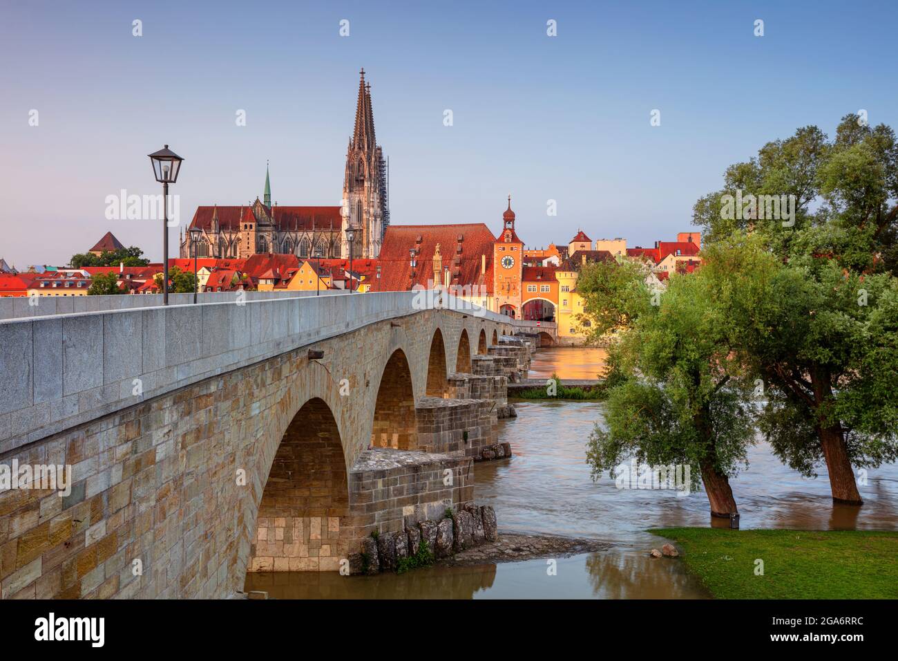 Regensburg, Deutschland. Stadtbild von Regensburg, Deutschland mit der alten Steinbrücke über die Donau und dem Petersdom bei Sonnenaufgang im Sommer. Stockfoto