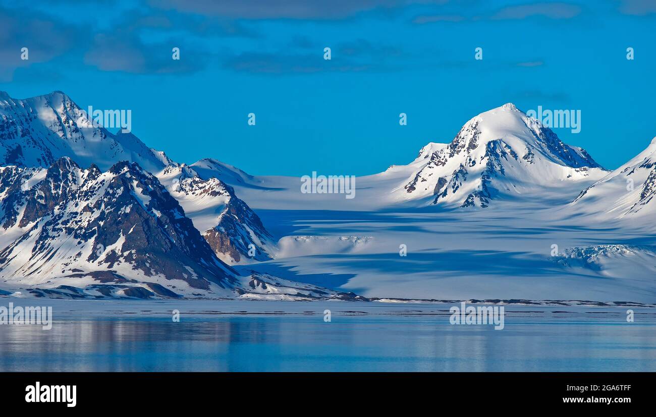 Schneebedeckte Berge, Oscar II Land, Arktis, Spitzbergen, Spitzbergen, Norwegen, Europa Stockfoto