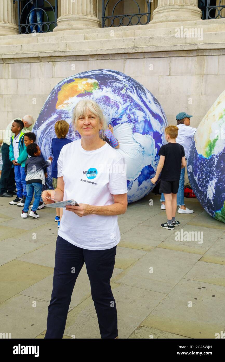 London, Großbritannien, 29. Juli 2021. Earth Overshoot Day Demonstration von Population Matters Charity auf dem Trafalgar Square in London. Sensibilisierung für die Übernutzung der natürlichen Ressourcen der Erde durch eine ständig wachsende Bevölkerung und die Auswirkungen, die dies auf den Klimawandel hat. Viele Familien, die in den Schulferien die aufblasbaren Erden der Wohltätigkeitsorganisation nutzen. Kredit: Bradley Taylor / Alamy Live Nachrichten Stockfoto