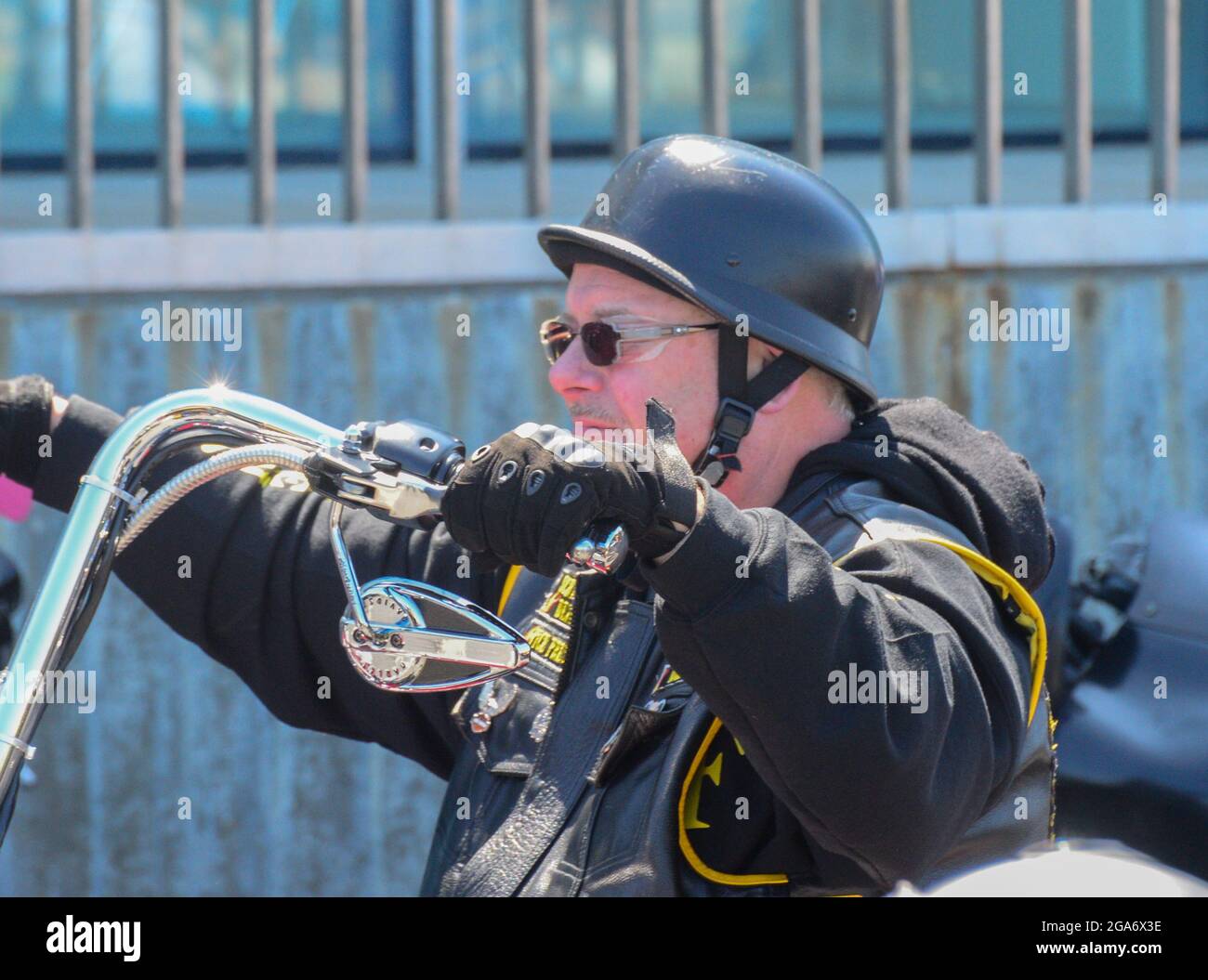 Ein Biker mit einem Helm aus dem 2. weltkrieg. Stockfoto