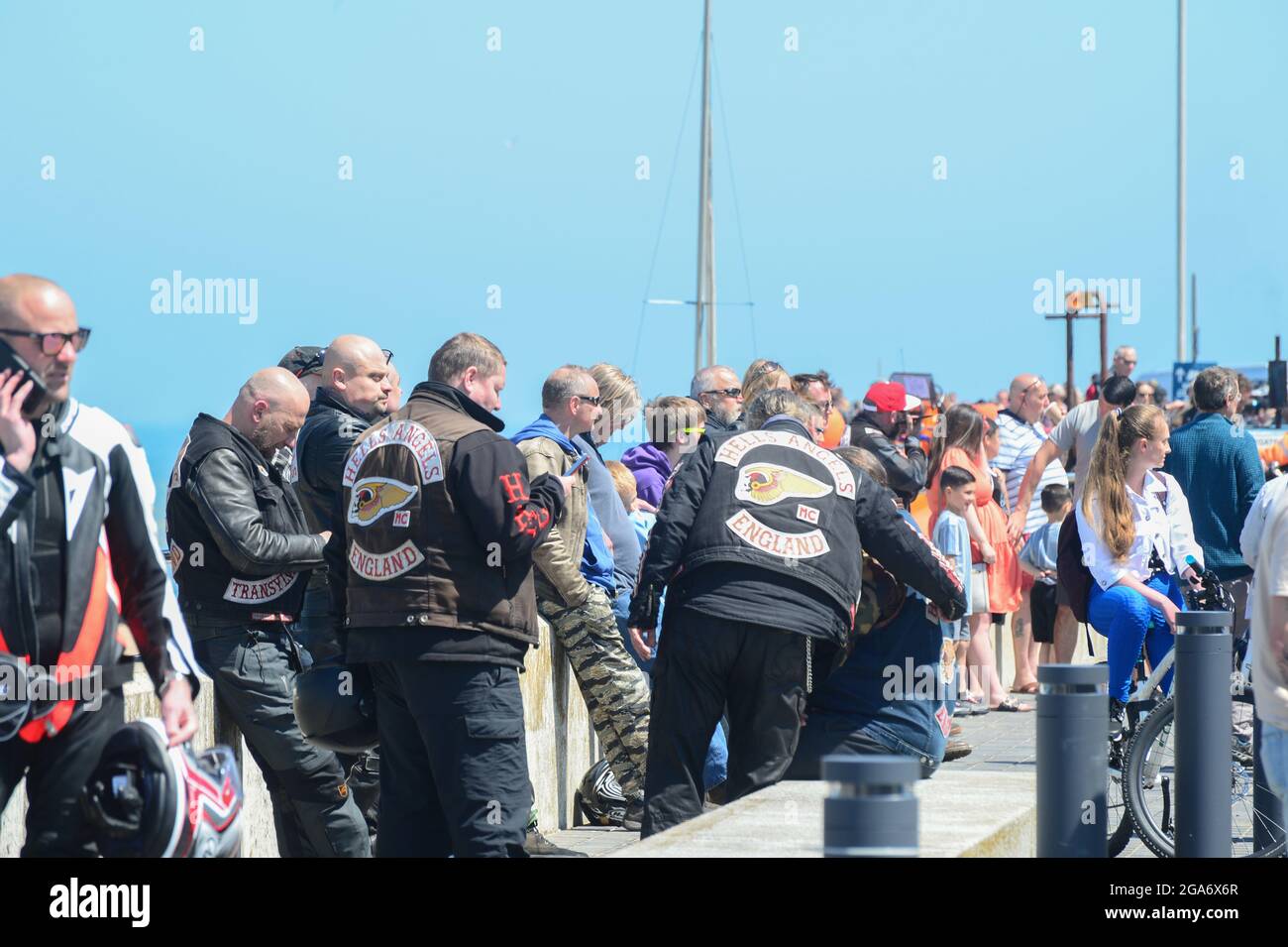Mitglieder der Hells Angels UK mischen sich in Margate, Kent, unter die Menge. Dies geschah nach einem Charity-Spielzeuglauf. Stockfoto