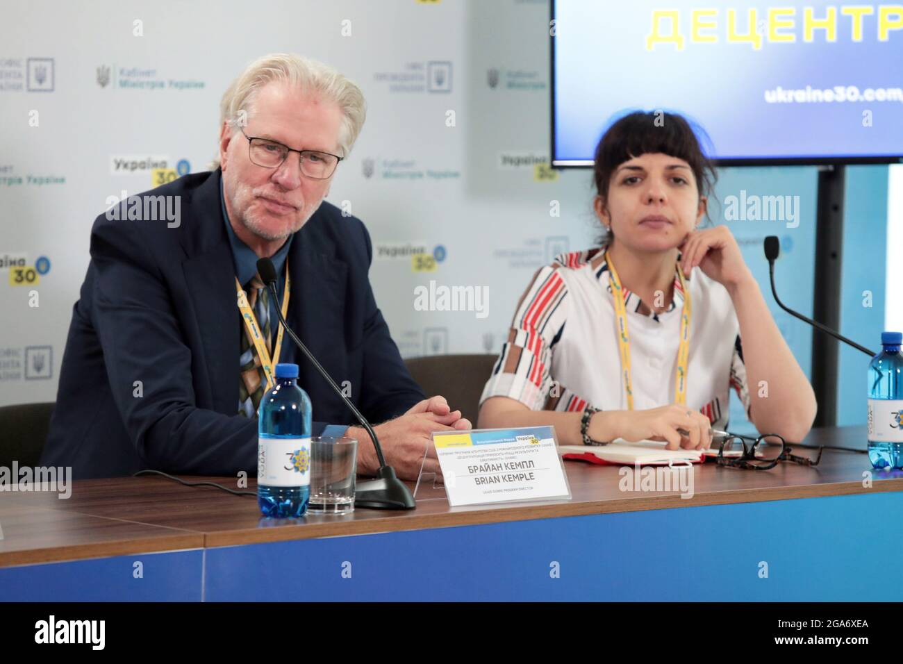 Nicht exklusiv: KIEW, UKRAINE - 28. JULI 2021 - Brian Kemple, Programmdirektor von USAID DOBRE, nimmt an einer Pressekonferenz am Rande des Ukrai Teil Stockfoto