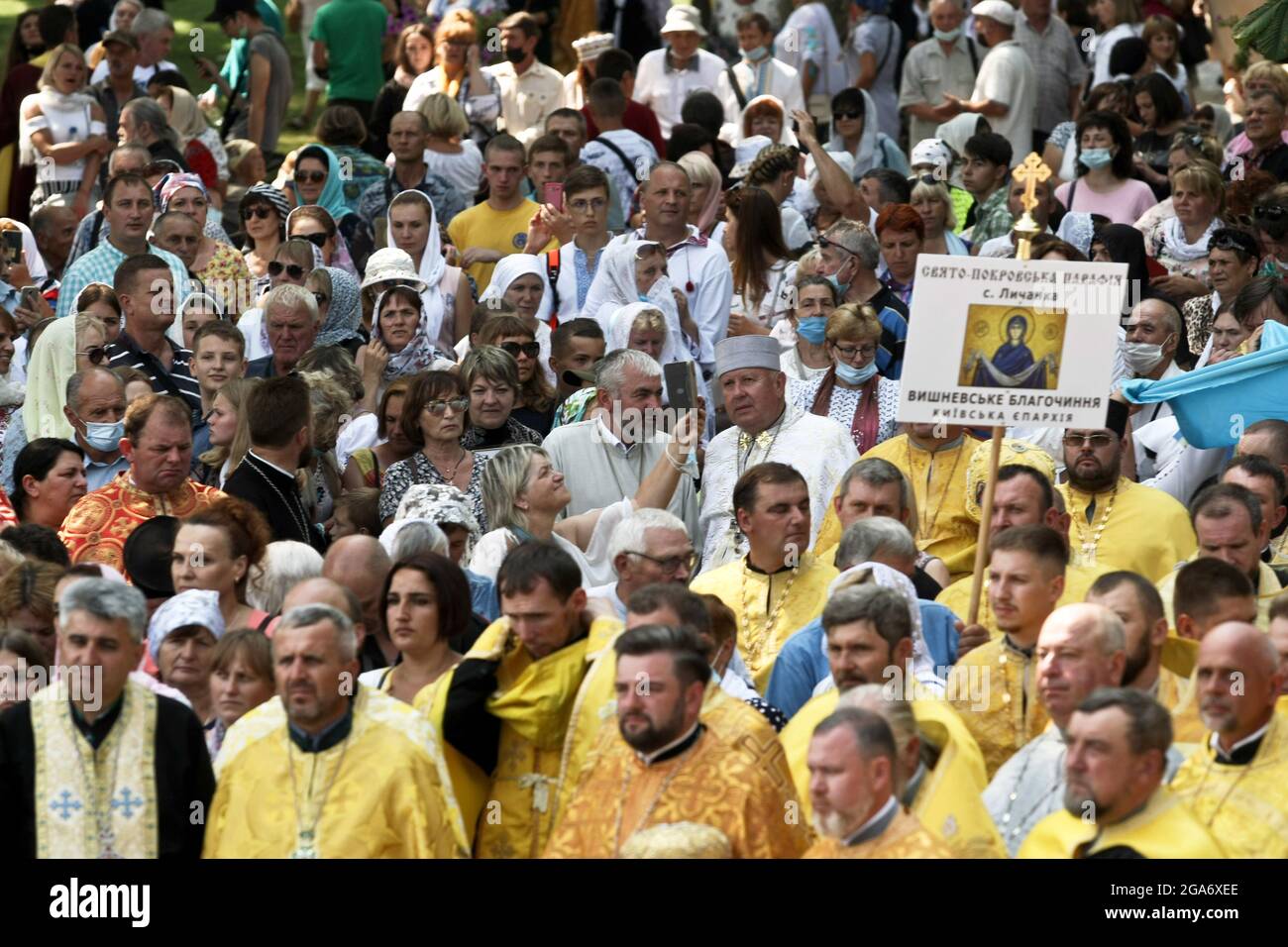 Nicht exklusiv: KIEW, UKRAINE - 28. JULI 2021 - Gläubige nehmen am Gebetgottesdienst der orthodoxen Kirche der Ukraine Teil, der dem 1033. Jubiläum gewidmet ist Stockfoto