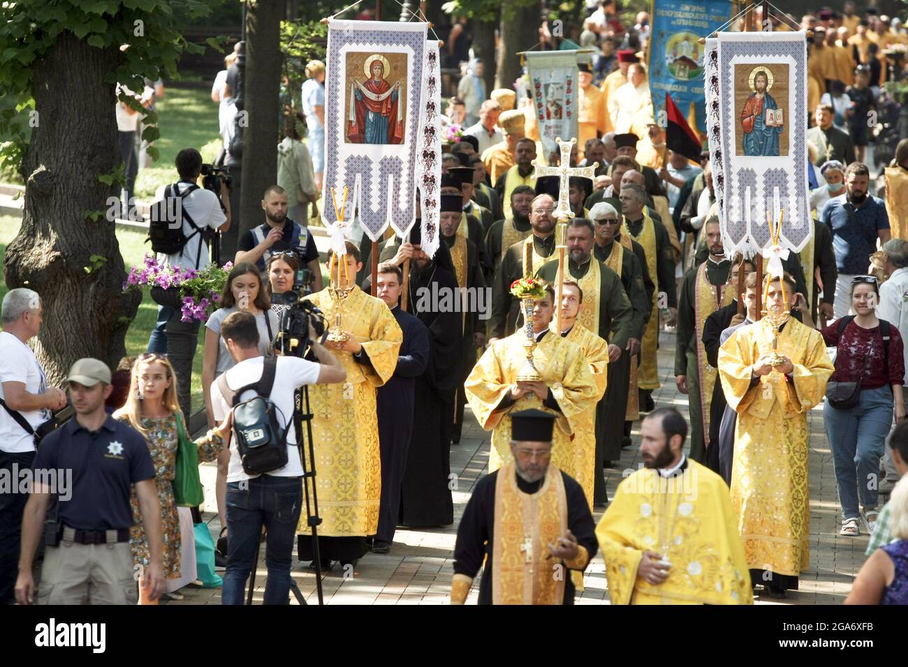 Nicht exklusiv: KIEW, UKRAINE - 28. JULI 2021 - EIN Kreuz ragt während des Gottesdienstes zum 1033. Jahrestag über die Priestergruppe Stockfoto