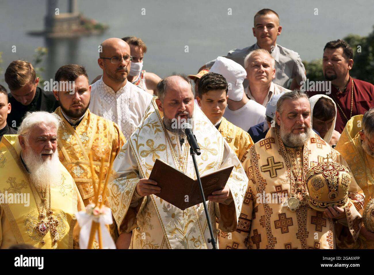 Nicht exklusiv: KIEW, UKRAINE - 28. JULI 2021 - Primas der orthodoxen Kirche der Ukraine, Metropolit von Kiew und der Ukraine Epifanii führt das Gebet durch Stockfoto