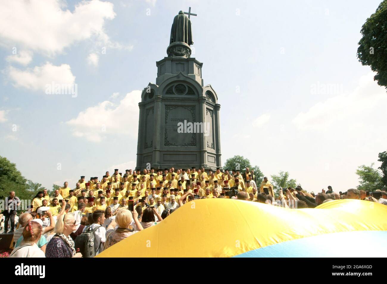 Nicht exklusiv: KIEW, UKRAINE - 28. JULI 2021 - EIN Kreuz ragt während des Gottesdienstes zum 1033. Jahrestag über die Priestergruppe Stockfoto