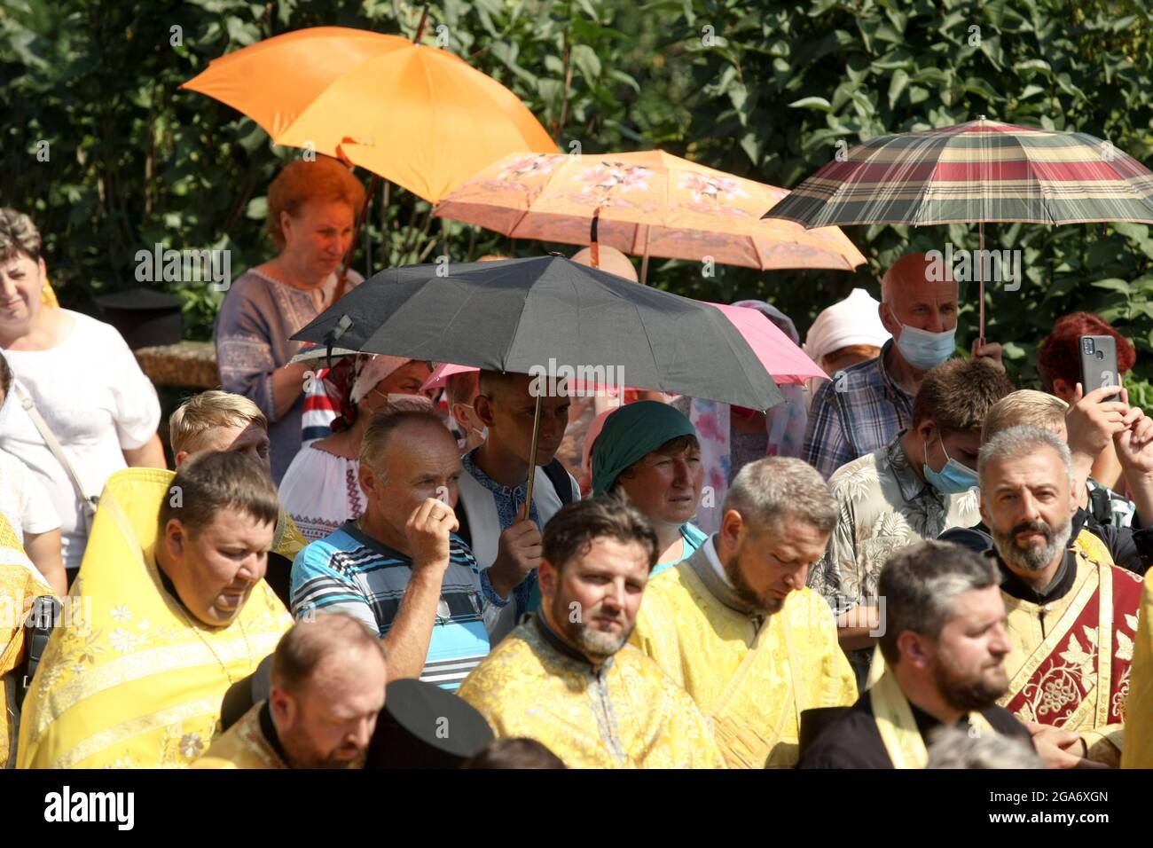 Nicht exklusiv: KIEW, UKRAINE - 28. JULI 2021 - Gläubige nehmen am Gebetgottesdienst der orthodoxen Kirche der Ukraine Teil, der dem 1033. Jubiläum gewidmet ist Stockfoto