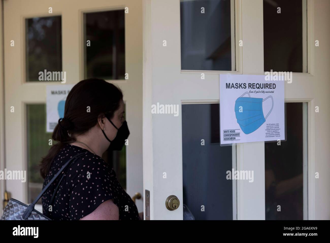 Washington, USA. Juli 2021. Ein Schild mit der Aufschrift „Masken erforderlich“ ist im Weißen Haus in Washington, DC, USA, am 28. Juli 2021 zu sehen. Das Weiße Haus forderte alle Mitarbeiter auf, ab Mittwoch Gesichtsmasken in Innenräumen zu tragen, unabhängig von ihrem Impfstatus. Um eine weitere Ausbreitung der Delta-Variante zu verhindern, haben die U.S. Centers for Disease Control and Prevention am Dienstag ihre Maskierungsrichtlinien aktualisiert und empfohlen, dass selbst geimpfte Menschen in den COVID-19-Hotspots in Innenräumen Masken tragen. Kredit: Ting Shen/Xinhua/Alamy Live Nachrichten Stockfoto